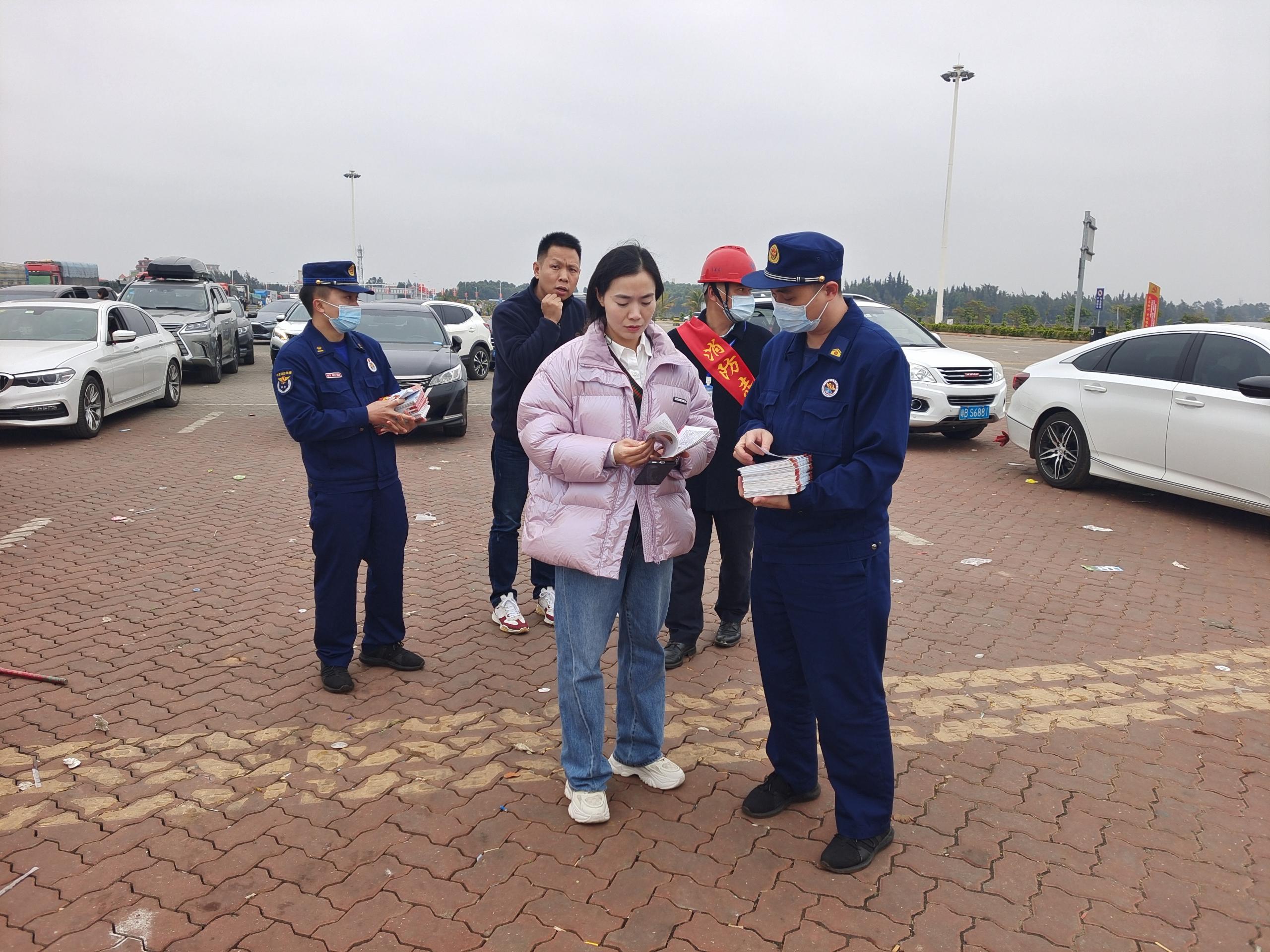3、宣教人員向滯留車輛旅客發(fā)放宣傳手冊(cè).jpg