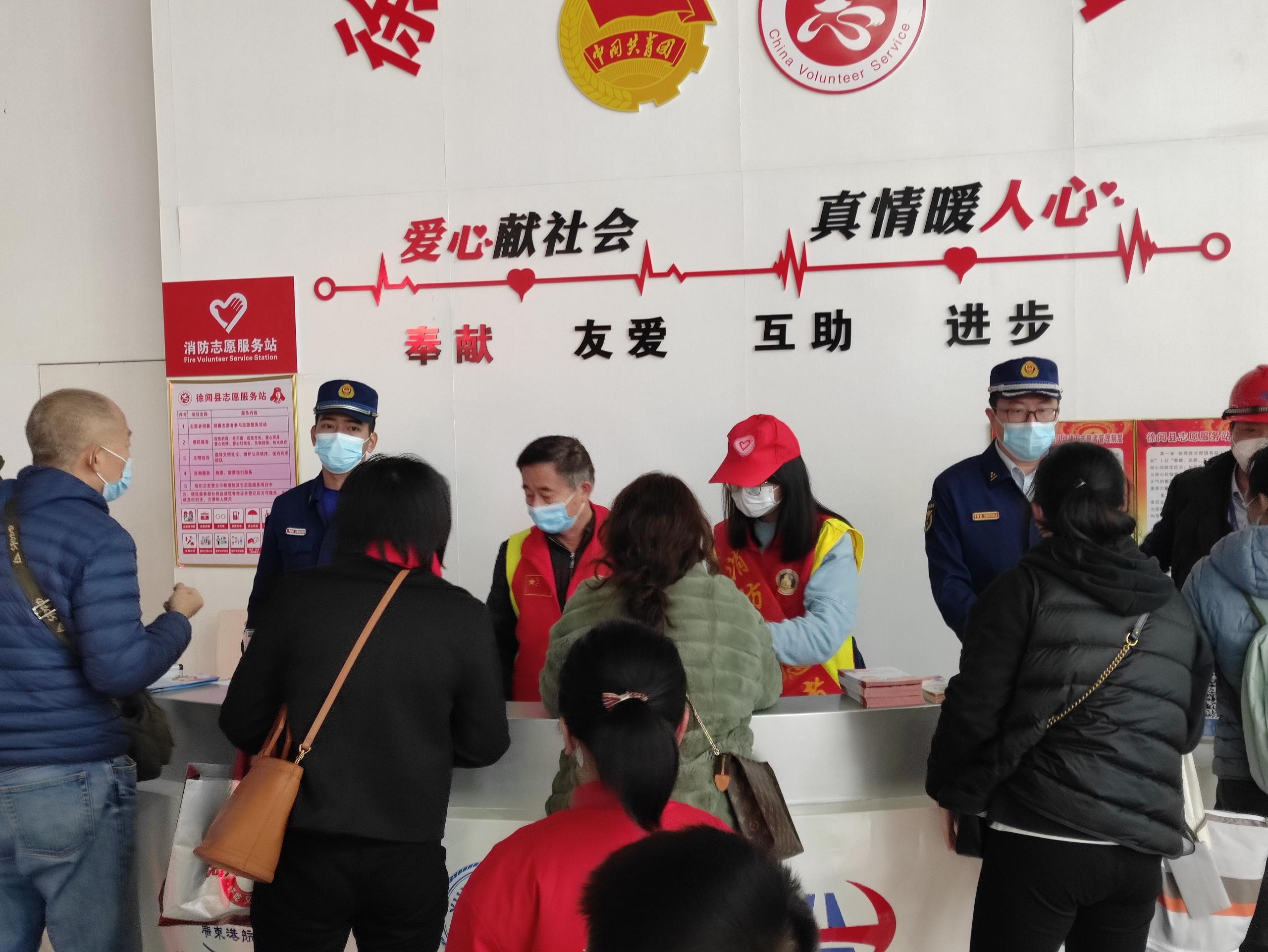 4、在消防志愿服務(wù)站為旅客提供消防安全問(wèn)題解答.jpg