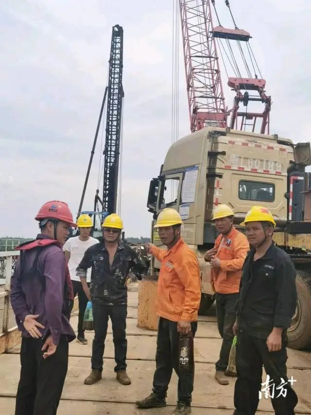 施工人員酷暑下研討施工方案。 圖片