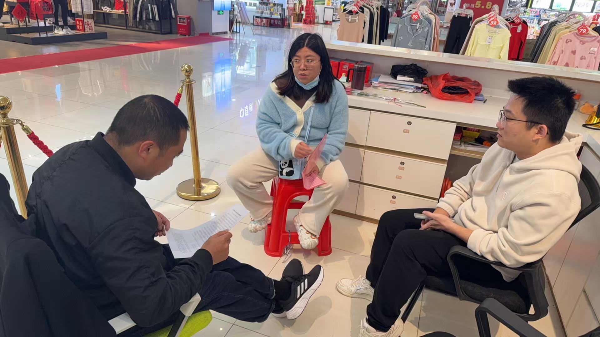 縣科工貿(mào)局工作人員到“三合一”場所及經(jīng)營性自建房開展安全生產(chǎn)檢查工作暨誠信經(jīng)營宣傳工作1.jpg