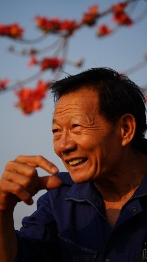 關(guān)連強說，等他老了，兒子們會接替他繼續(xù)守護烈士墓。