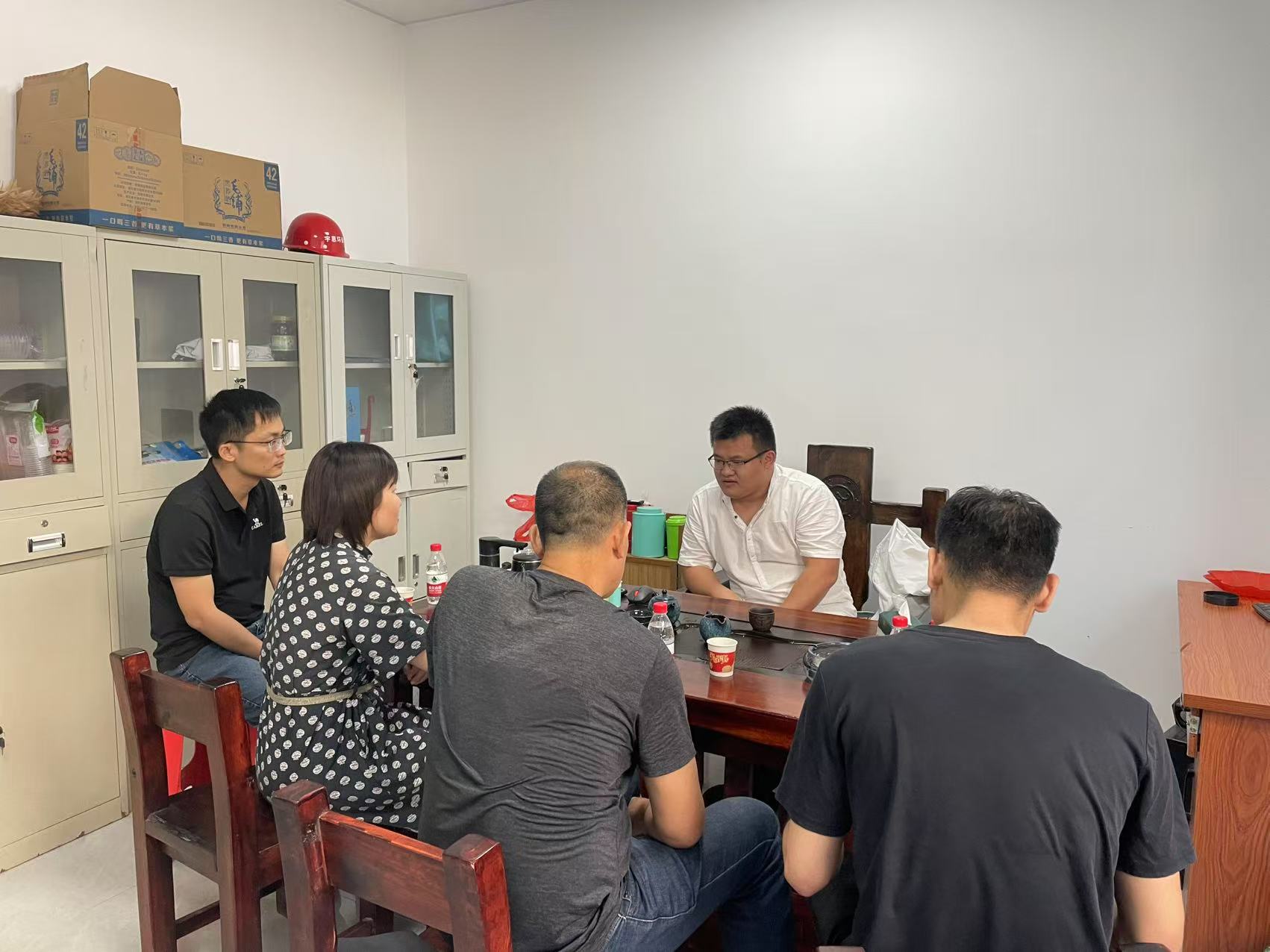 徐聞縣科工貿和信息化局工作人員到企業(yè)和開展安全生產檢查工作暨誠信經營宣傳工作1.jpg