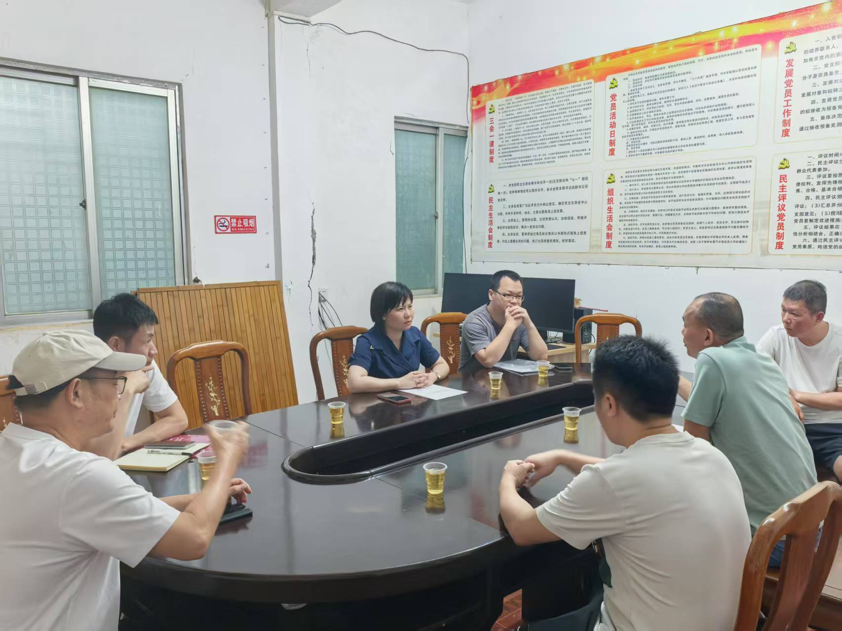 徐聞縣科工貿和信息化局工作人員到企業(yè)和開展安全生產檢查工作暨誠信經營宣傳工作2.jpg